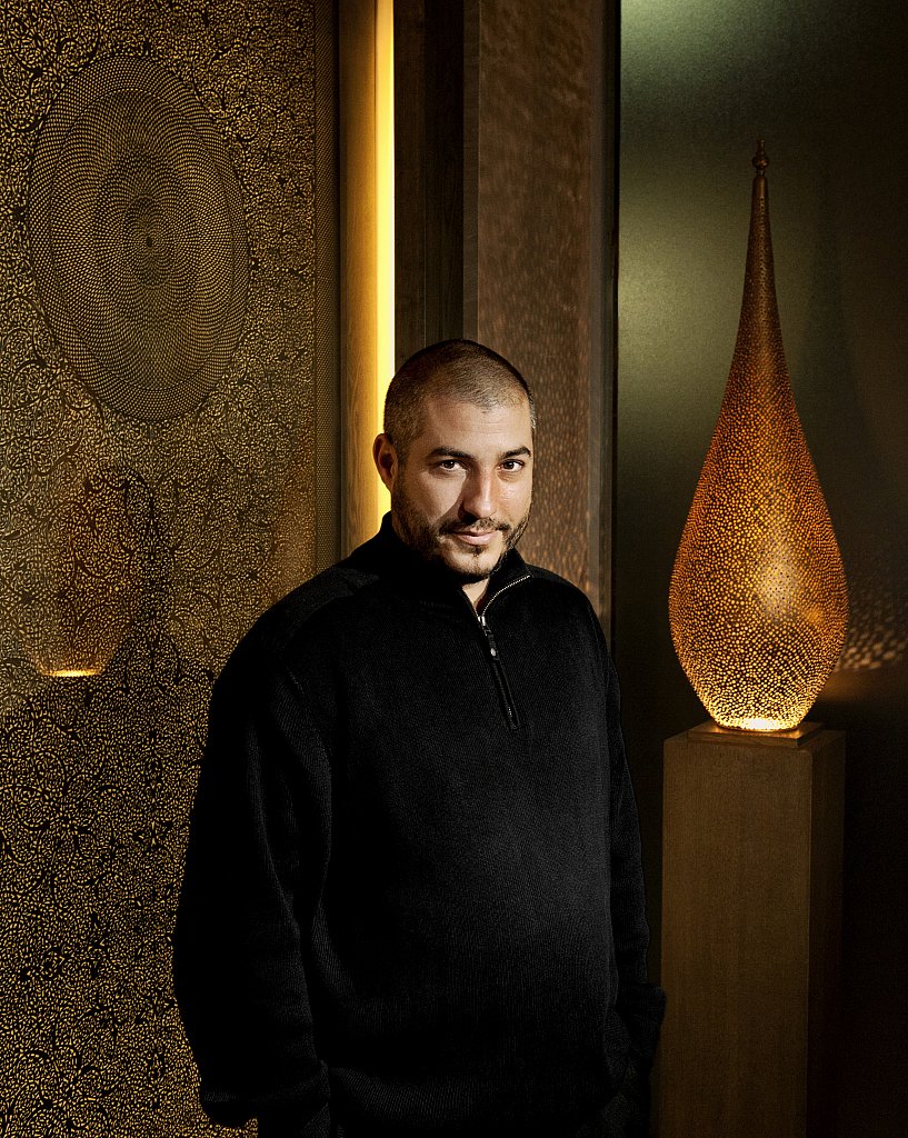 Yahya, dans sa galerie a Marrakech