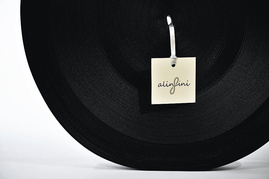 ALINFINI recycle des sangles de l'industrie automobile en accessoires haute couture